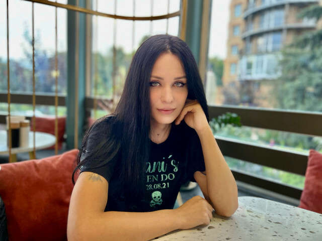 LARAXCROFT free sexy photo
