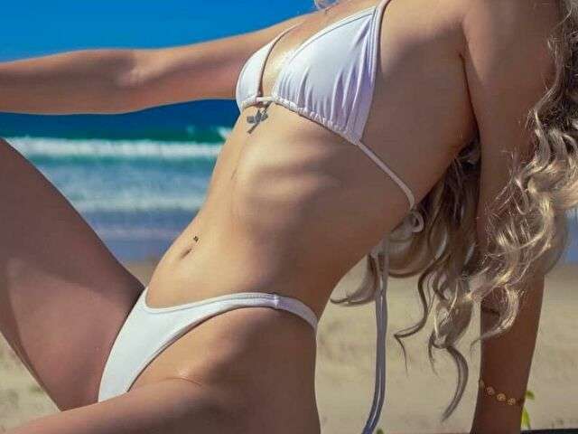 CAROLIEEN99 free sexy photo