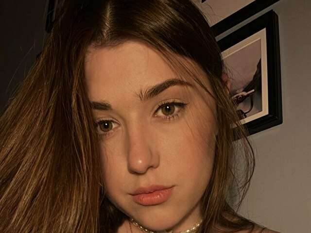 EMYSQUEEZ free sexy photo