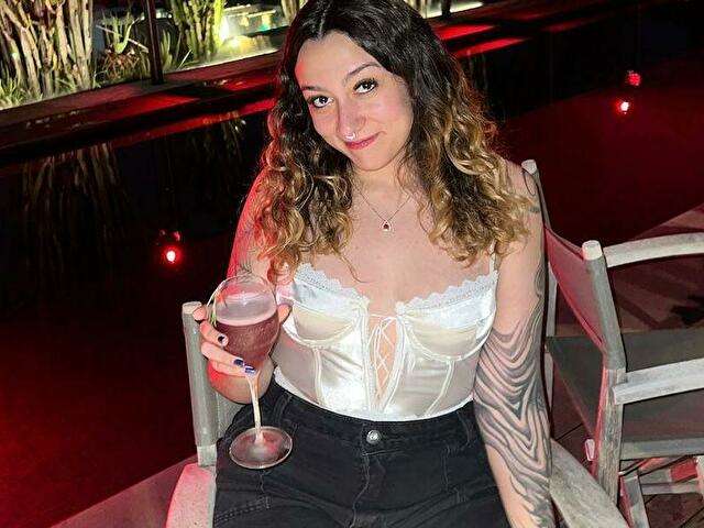 SUZANNE22 free sexy photo