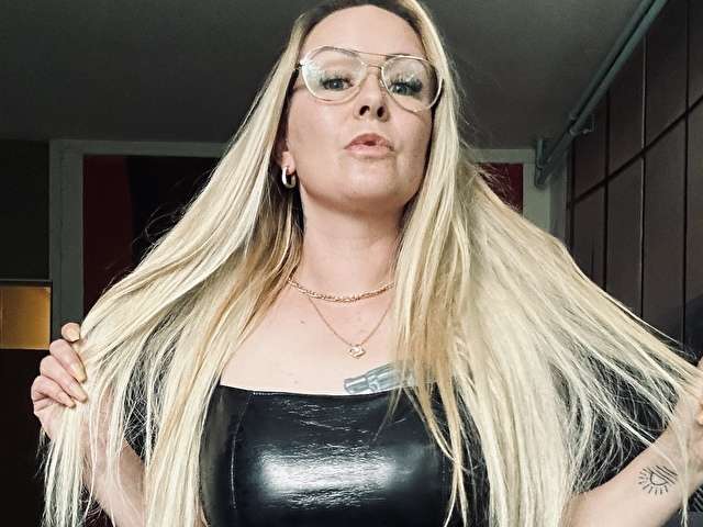 NIKKIE25 free sexy photo